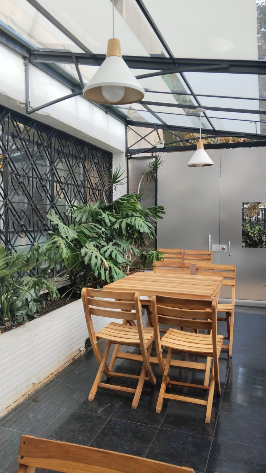 Mesas de madera y plantas